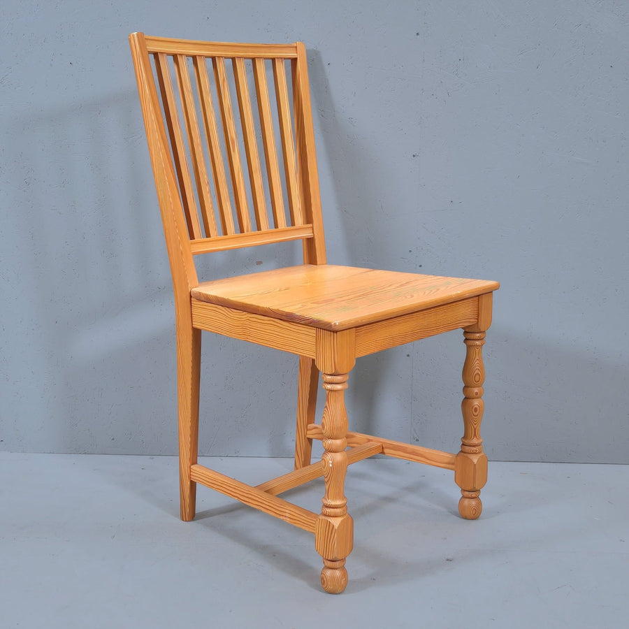 Klassisk Trästol med Eleganta Ben Detaljer - Homy Secondhand Online