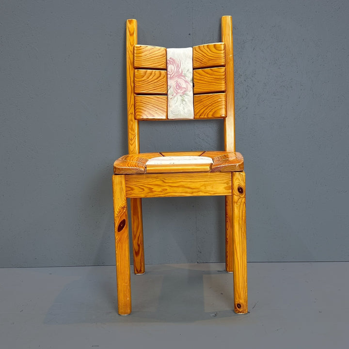 Rustik Trästol med Blommiga Dynor - Homy Secondhand Online
