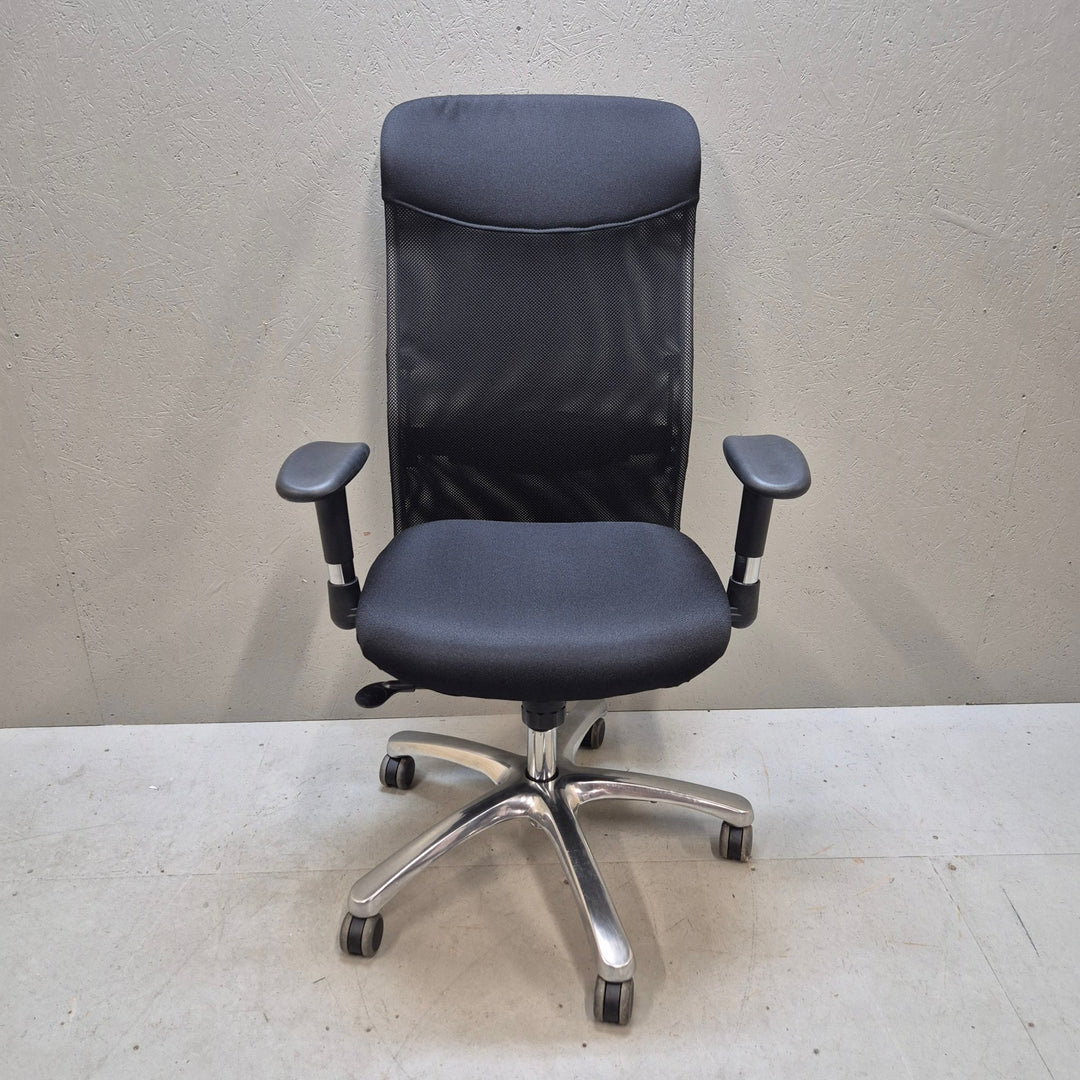 Svart Ergonomisk Kontorsstol med Armstöd - Homy Secondhand Online