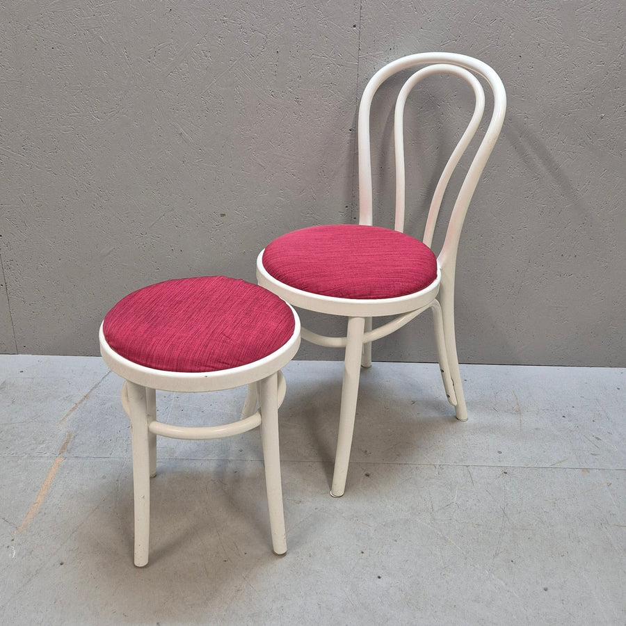Vit stol och pall med röda sitsar – Vintage stil - Homy Secondhand Online