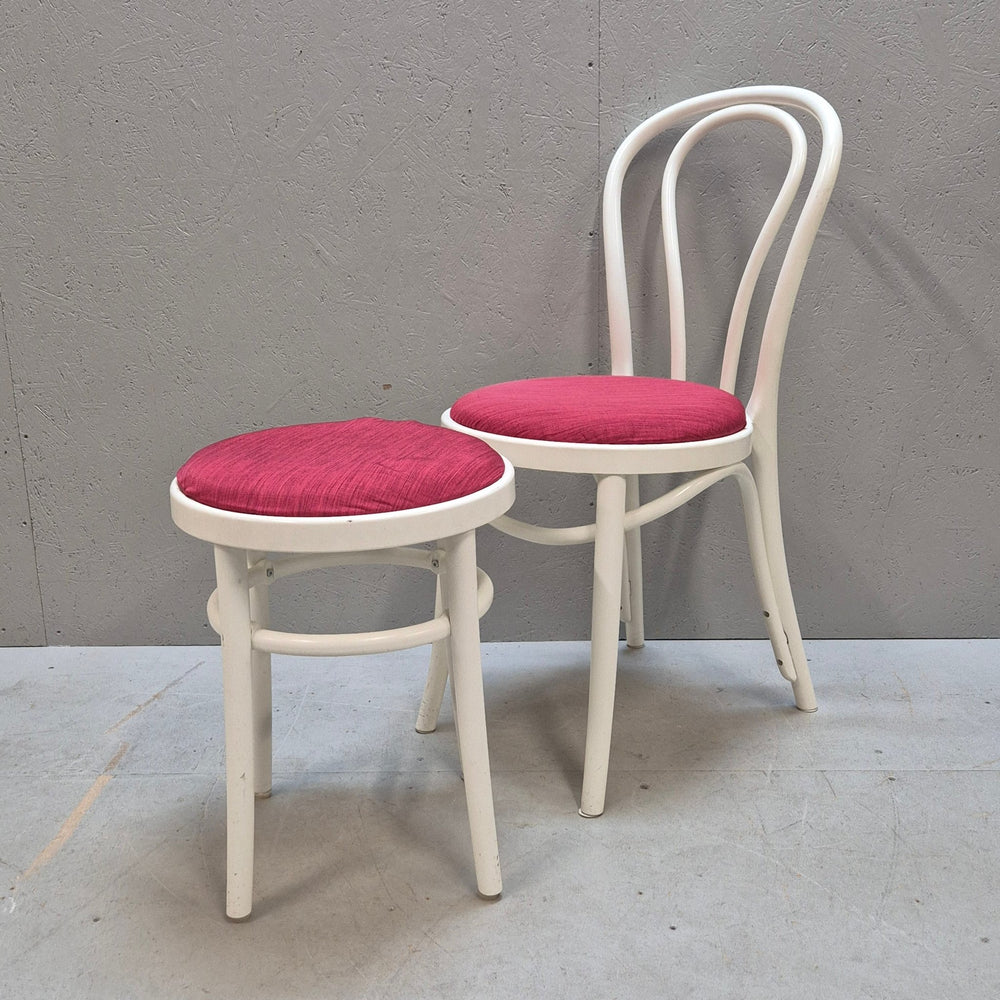 Vit stol och pall med röda sitsar – Vintage stil - Homy Secondhand Online