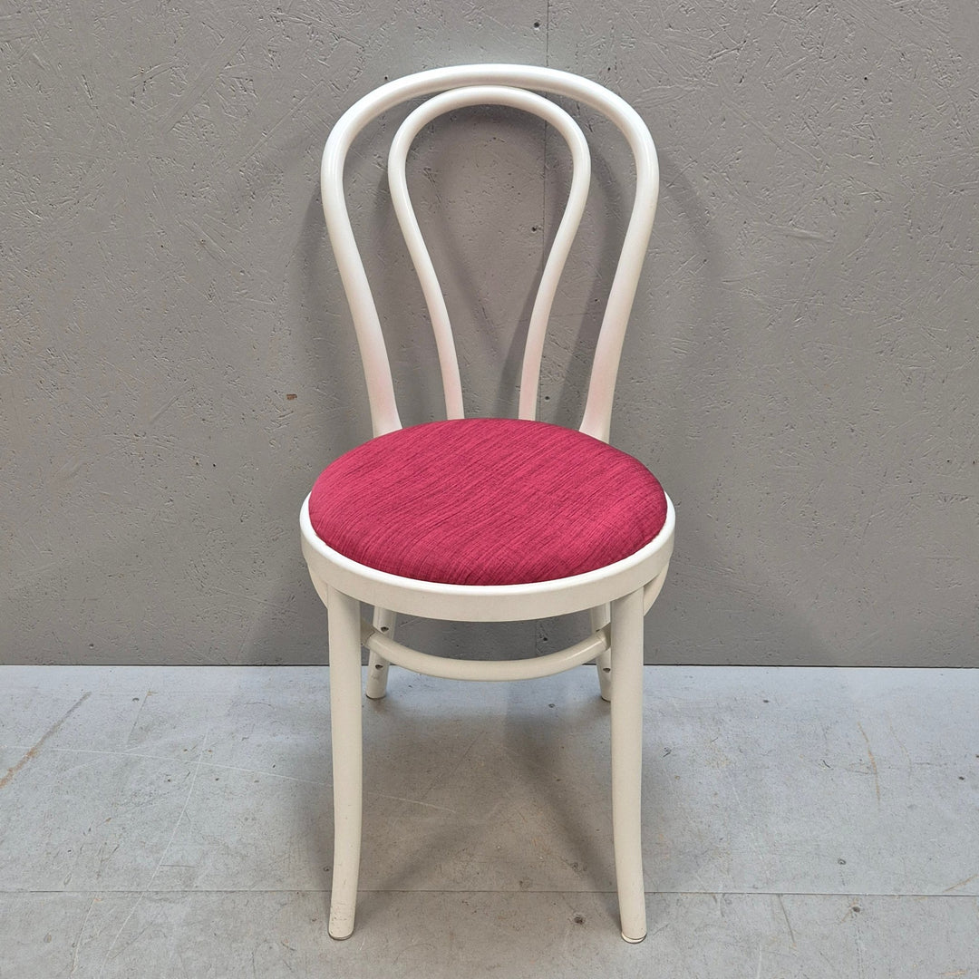 Vit stol och pall med röda sitsar – Vintage stil - Homy Secondhand Online