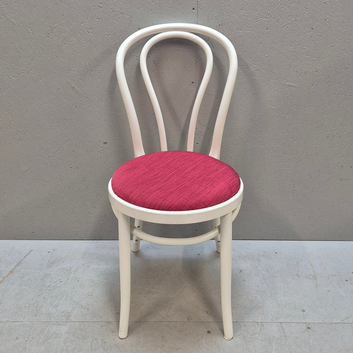 Vit stol och pall med röda sitsar – Vintage stil - Homy Secondhand Online