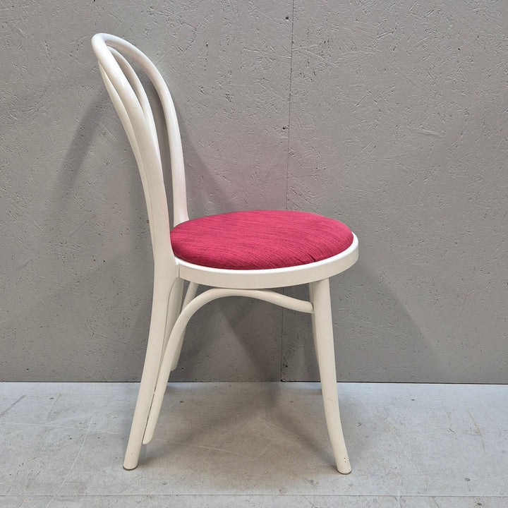 Vit stol och pall med röda sitsar – Vintage stil - Homy Secondhand Online