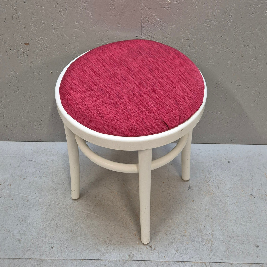 Vit stol och pall med röda sitsar – Vintage stil - Homy Secondhand Online