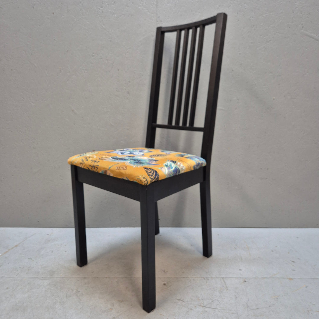 Svarta stolar med mönstrade sittdynor