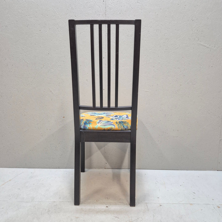 Svarta stolar med mönstrade sittdynor