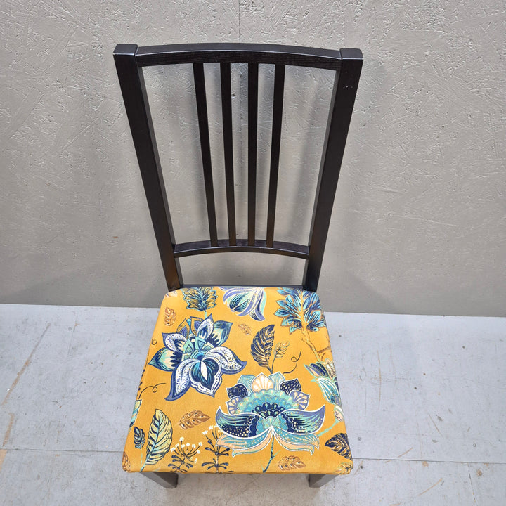 Svarta stolar med mönstrade sittdynor