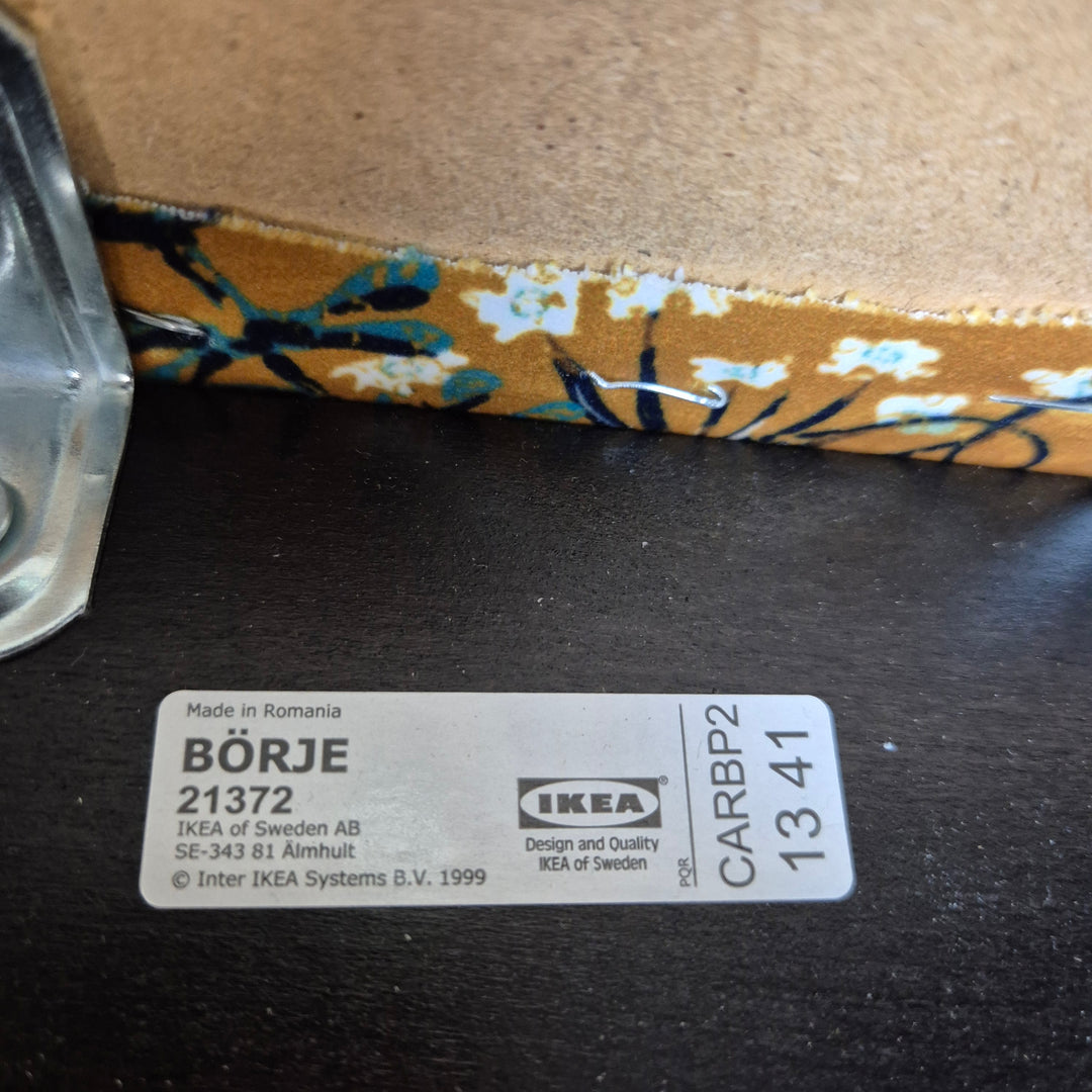 Svarta stolar med mönstrade sittdynor