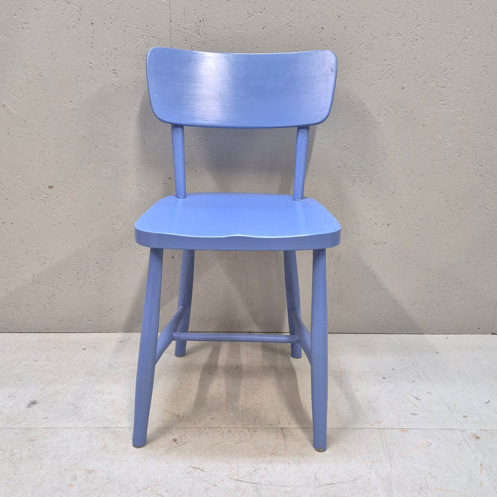 Retro blå trästol iögonfallande design