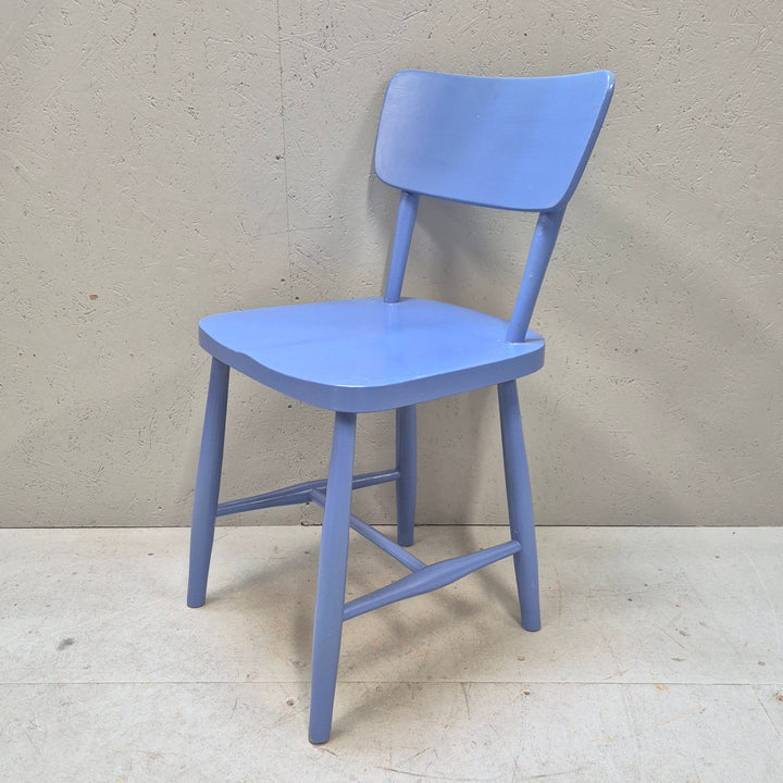 Retro blå trästol iögonfallande design