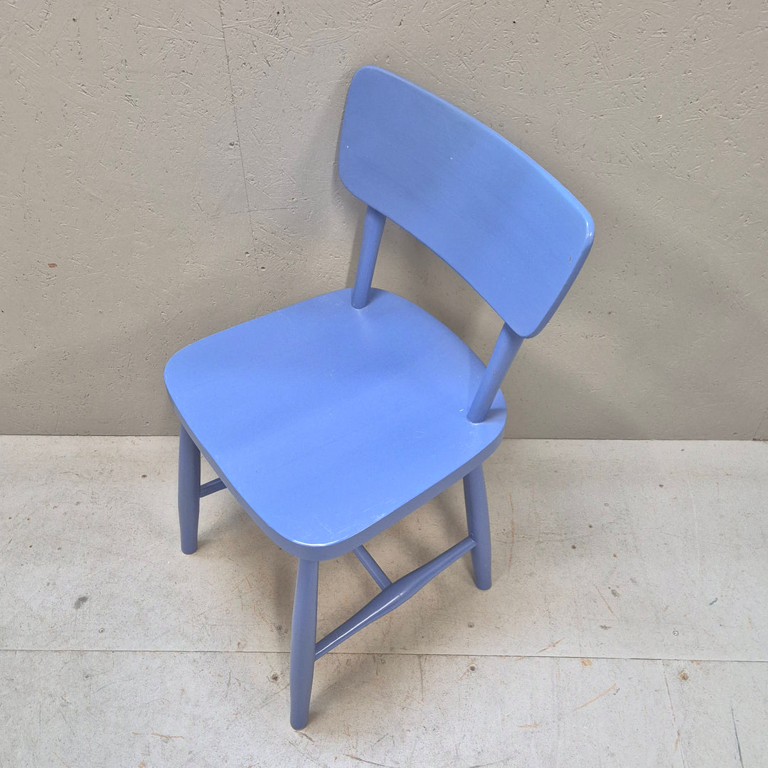 Retro blå trästol iögonfallande design