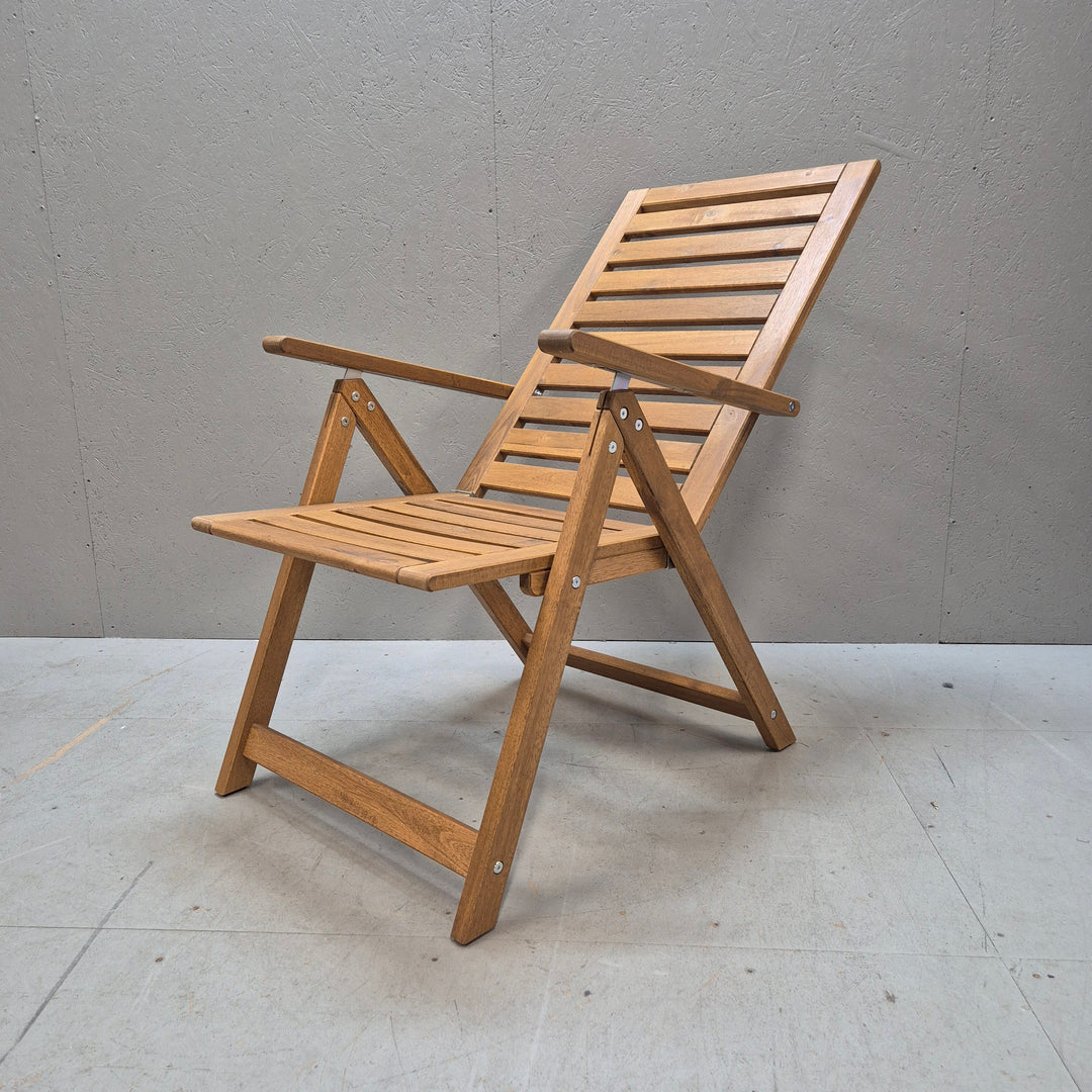 Elegant träfällstol för inomhus och utomhus