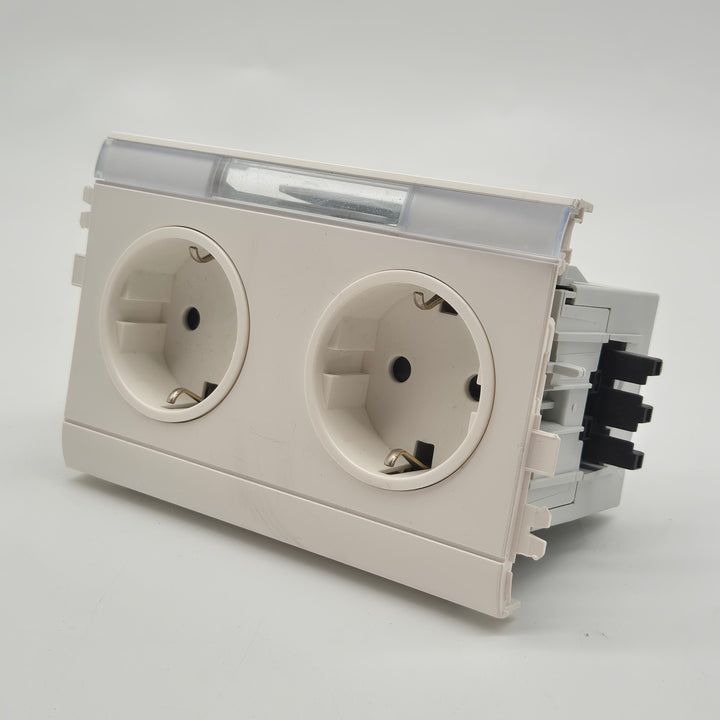 Vit dubbel vägguttag i plast
