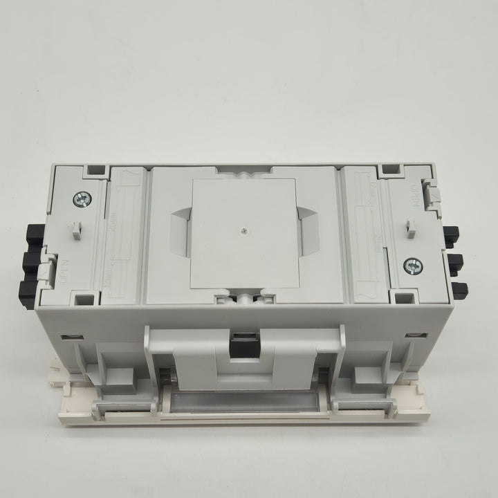 Vit dubbel vägguttag i plast