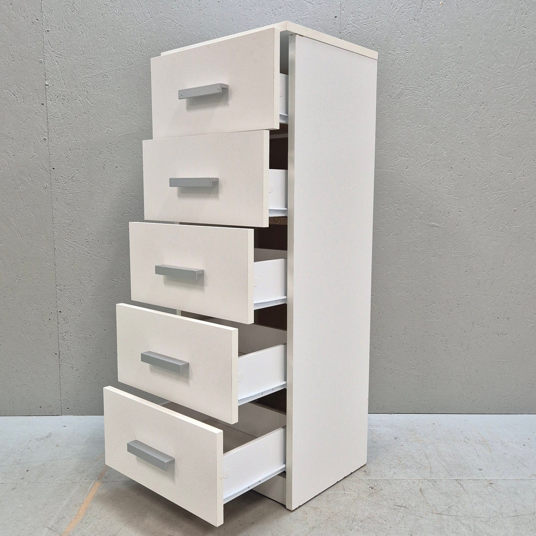 Elegant vit byrå med fem lådor i trä