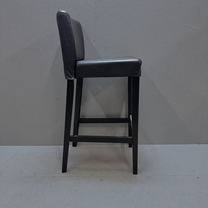 Svart läderklädd barstol med ryggstöd - Homy Secondhand Online