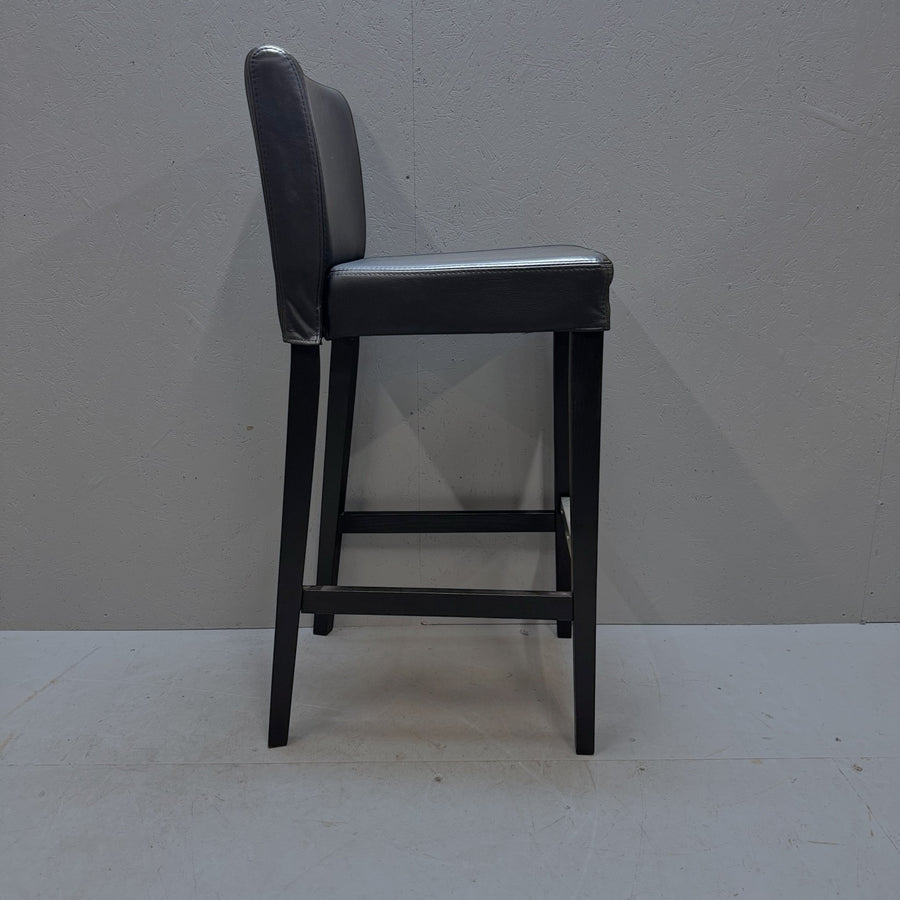 Svart läderklädd barstol med ryggstöd - Homy Secondhand Online