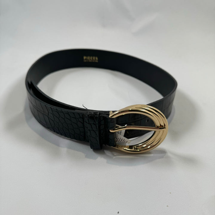 Elegant svart bälte med texturerad yta och guldspänne
