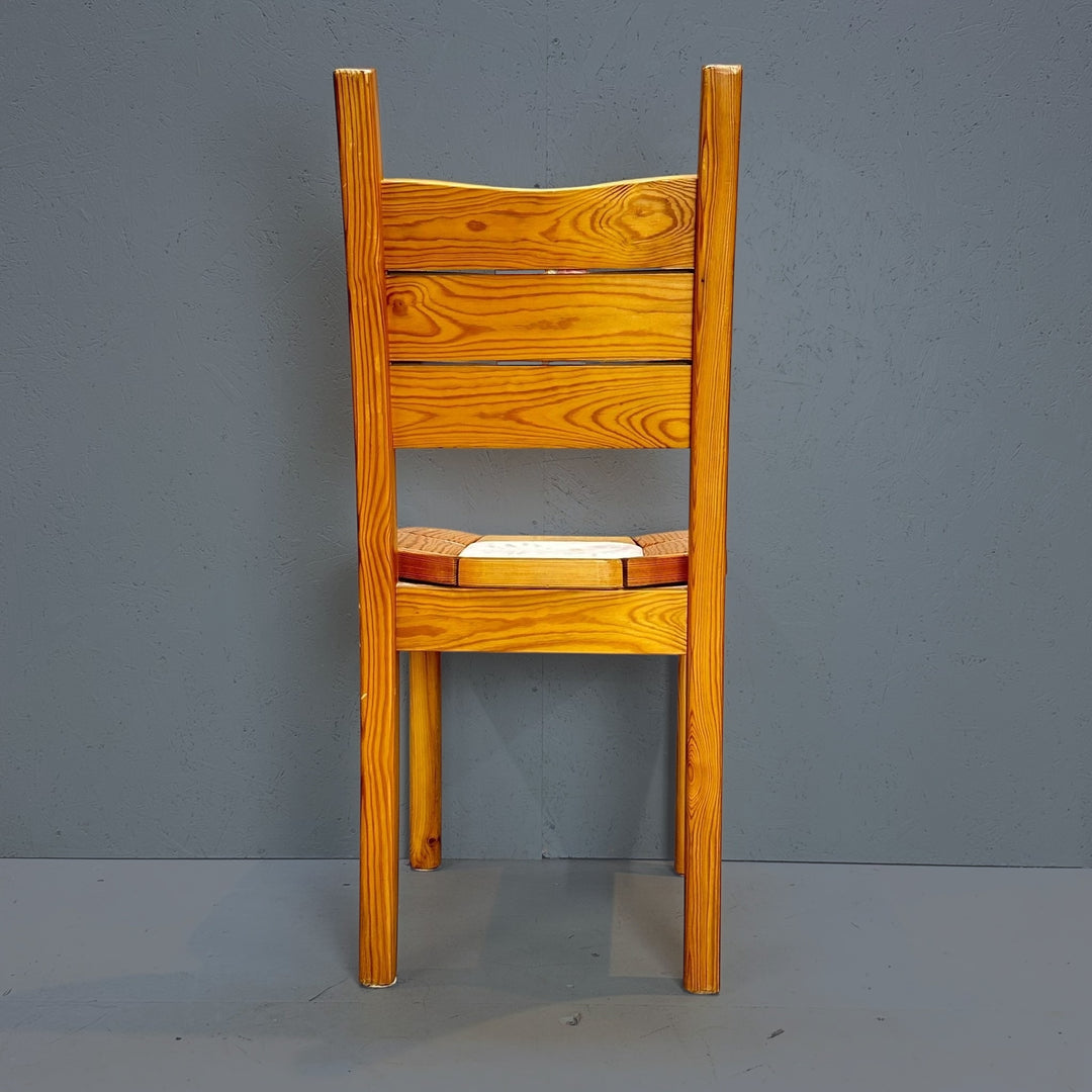 Rustik Trästol med Blommiga Dynor - Homy Secondhand Online