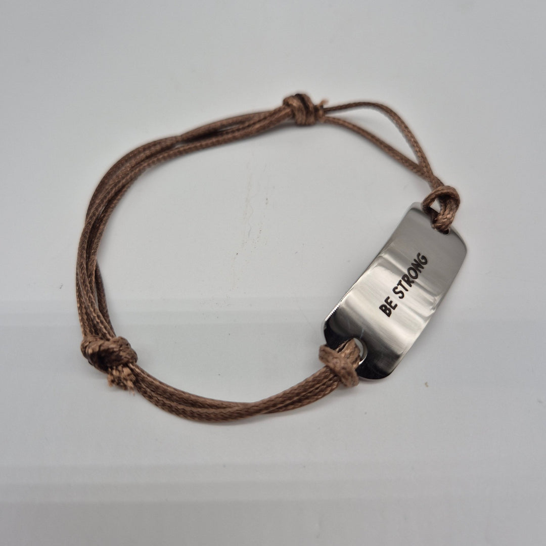 Charmigt armband med budskapet "Var stark" - Homy Secondhand Online