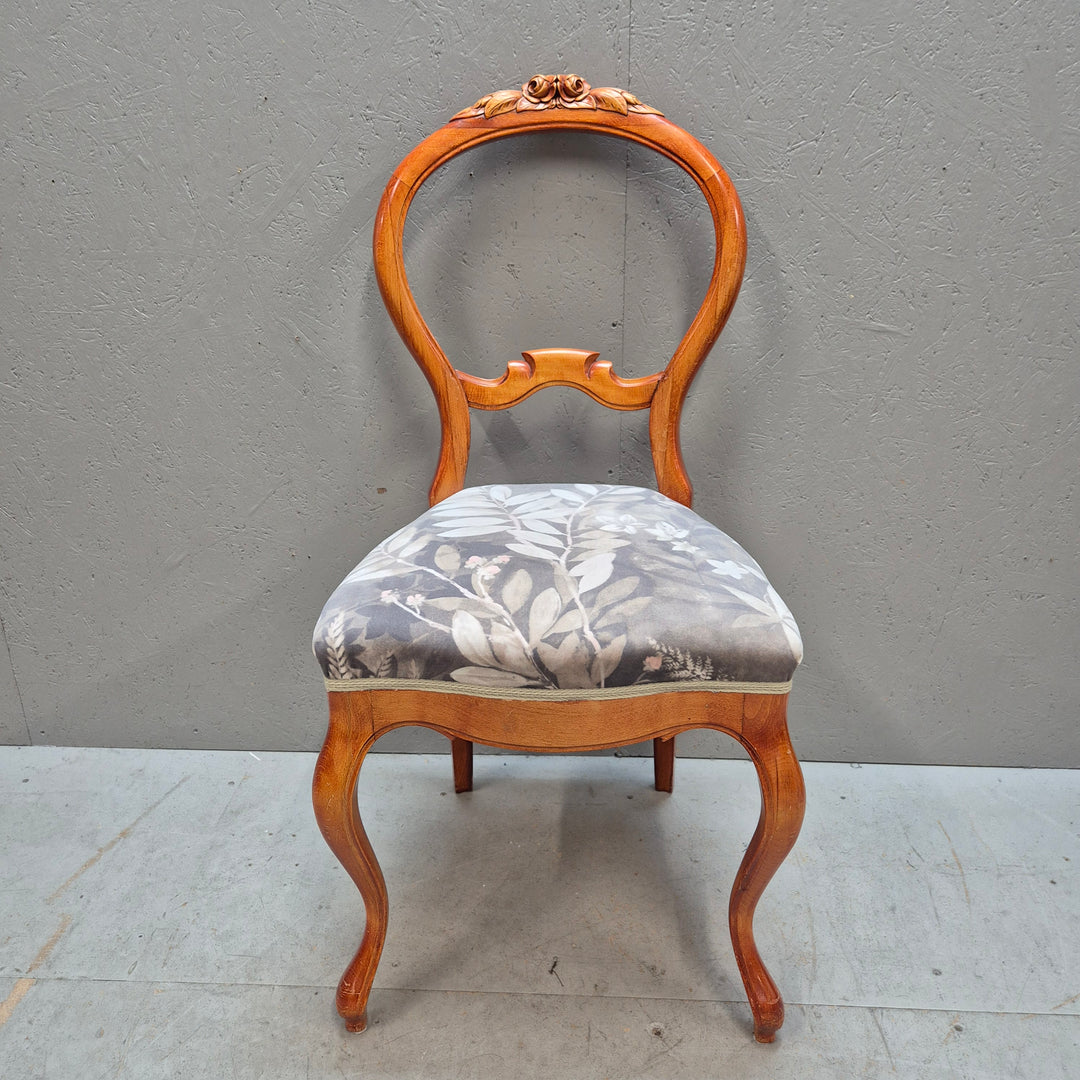 Retro trästol med blommigt mönster