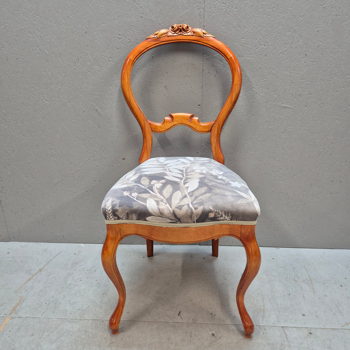 Retro trästol med blommigt mönster