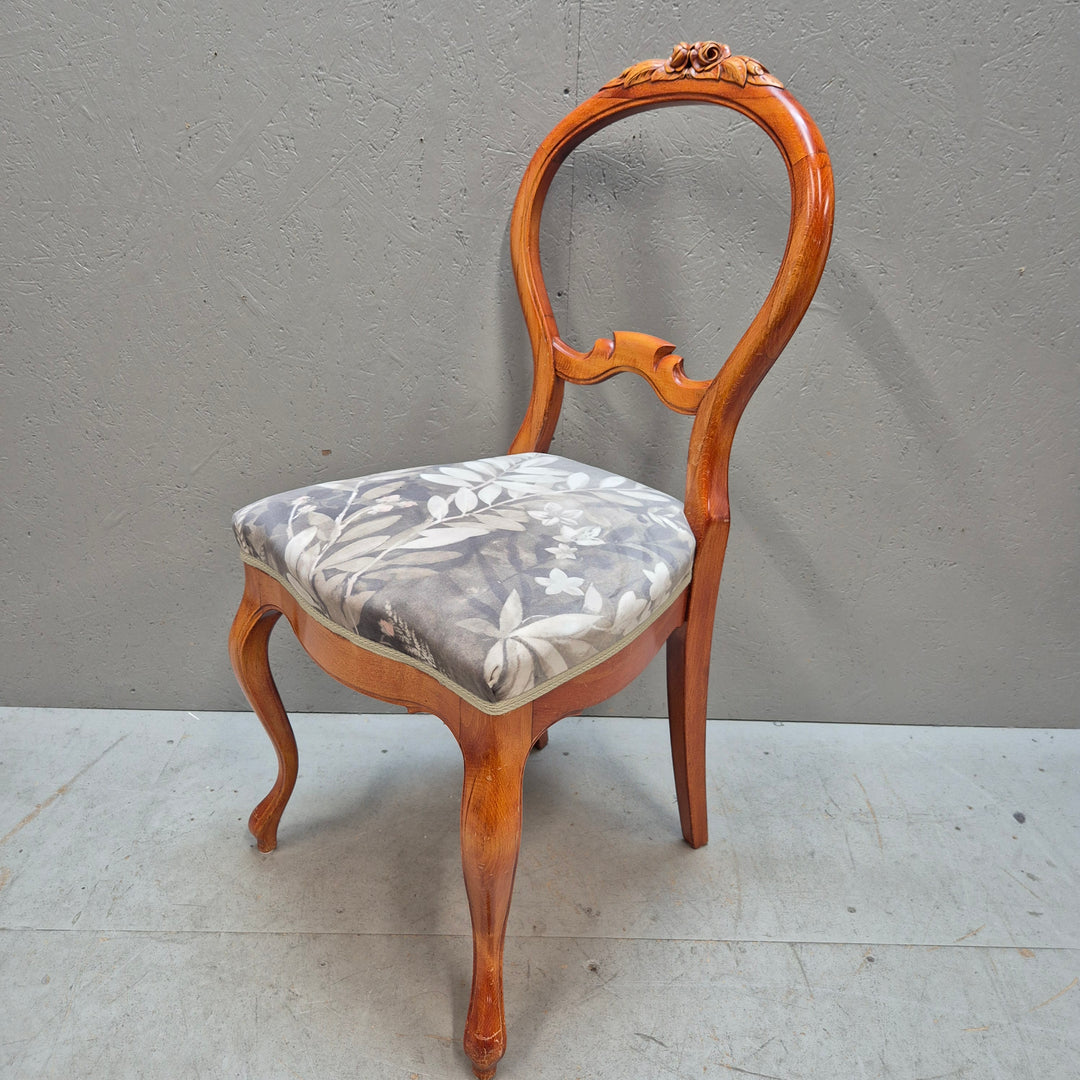 Retro trästol med blommigt mönster