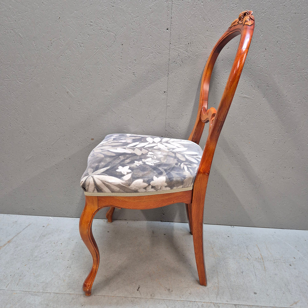 Retro trästol med blommigt mönster