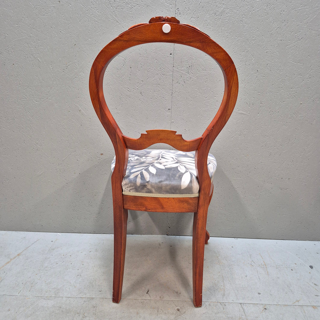 Retro trästol med blommigt mönster
