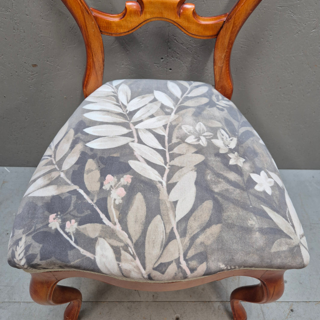 Retro trästol med blommigt mönster