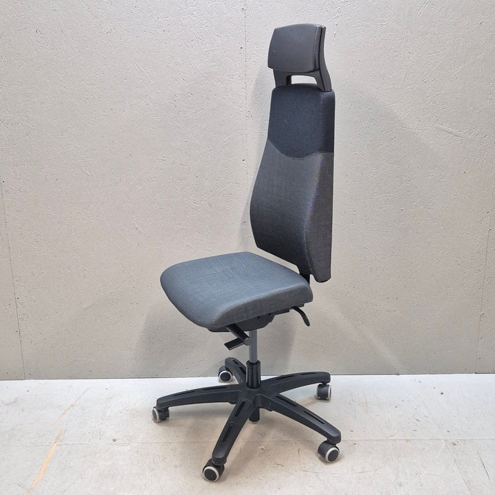 Modern ergonomisk kontorsstol i textil och metall