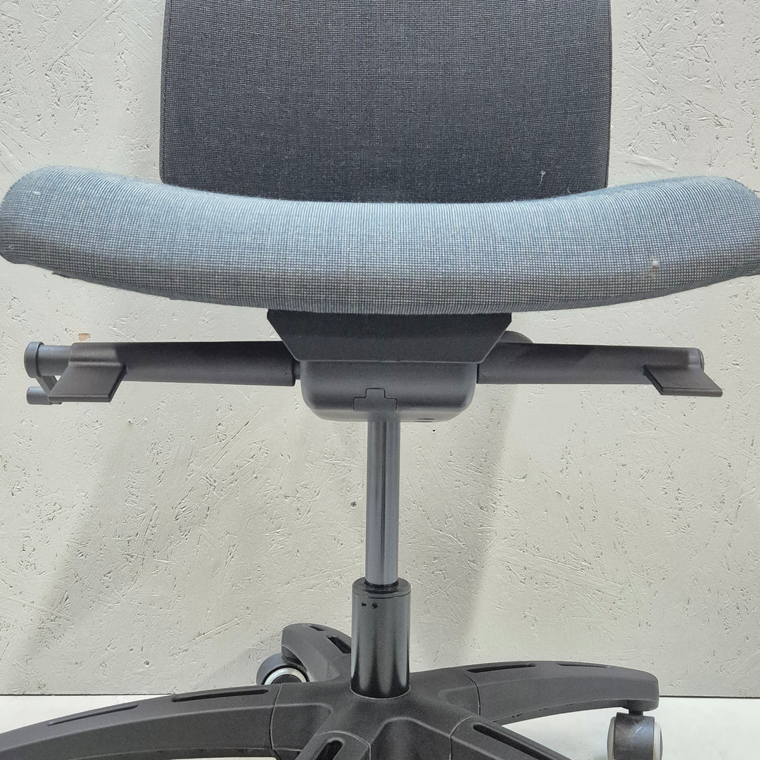 Modern ergonomisk kontorsstol i textil och metall