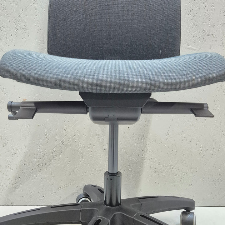 Modern ergonomisk kontorsstol i textil och metall