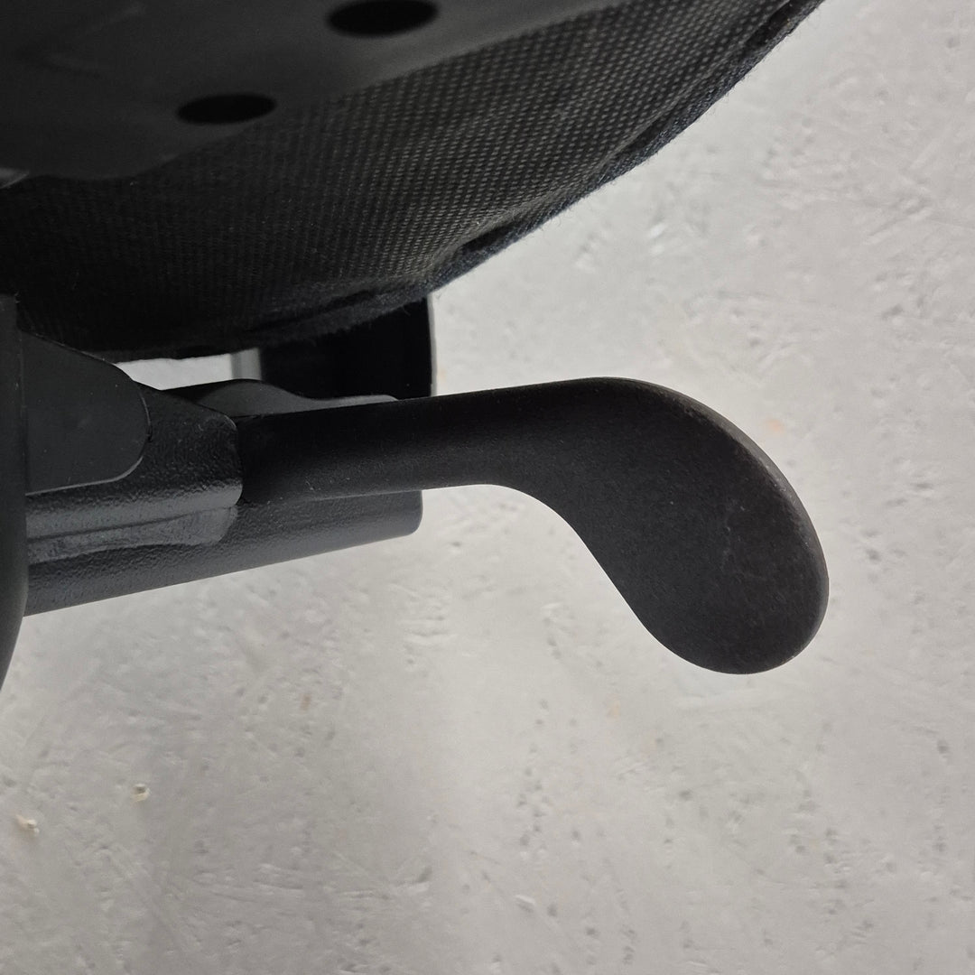 Modern ergonomisk kontorsstol i textil och metall