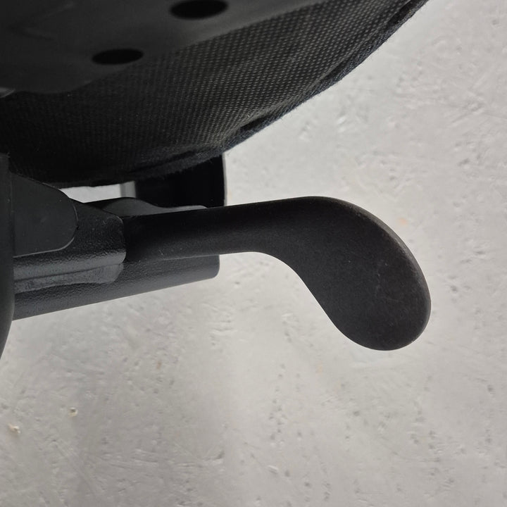 Modern ergonomisk kontorsstol i textil och metall