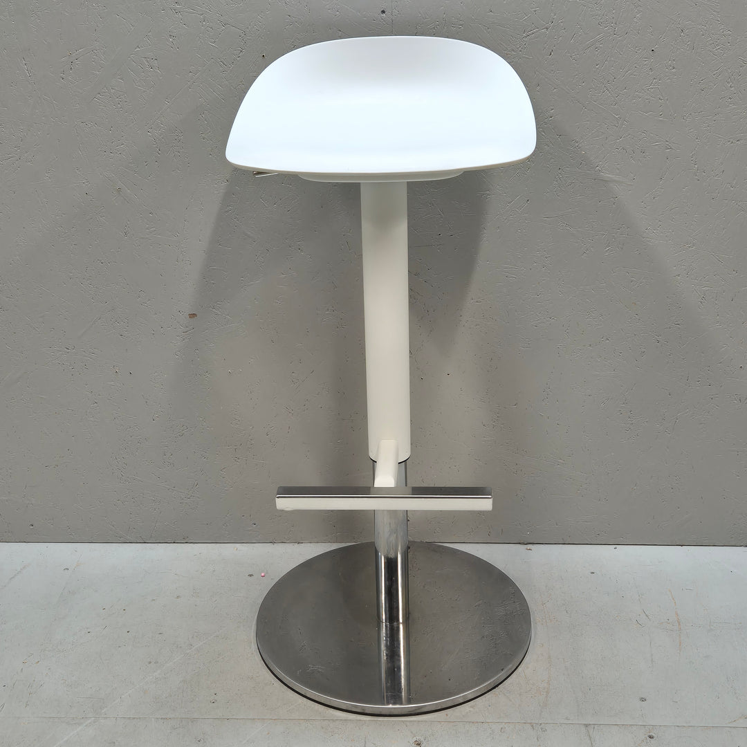 Elegant höj- och sänkbar vit barstol