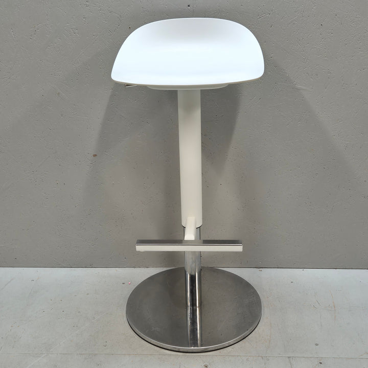 Elegant höj- och sänkbar vit barstol