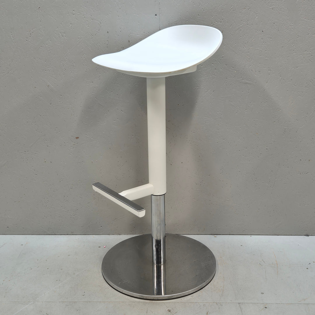 Elegant höj- och sänkbar vit barstol