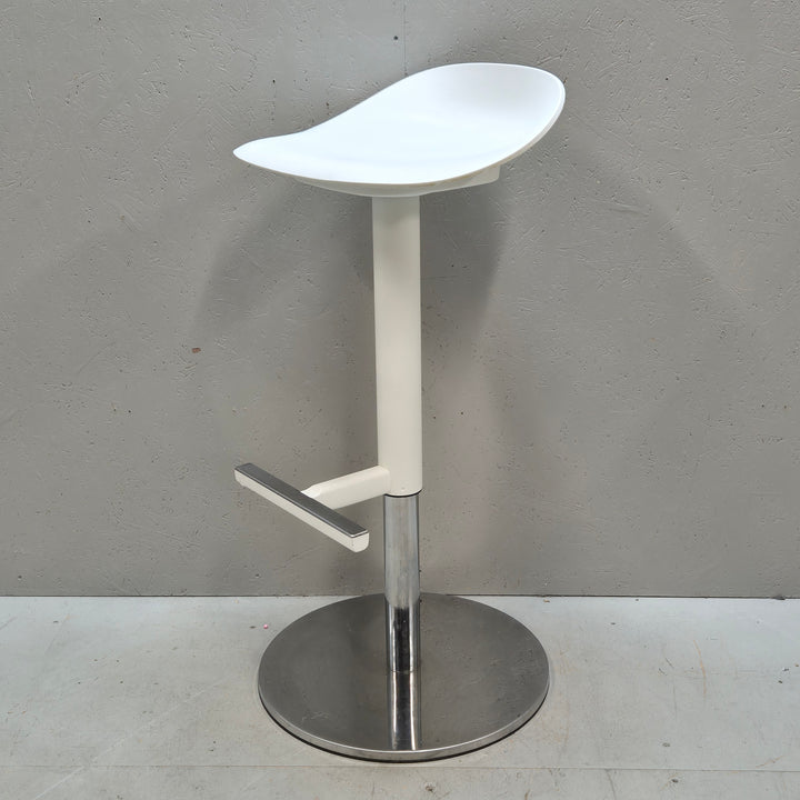 Elegant höj- och sänkbar vit barstol
