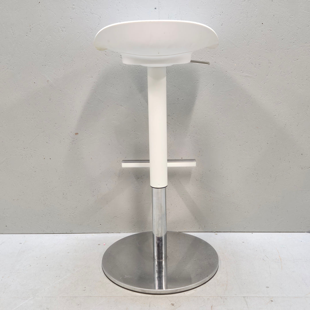 Elegant höj- och sänkbar vit barstol