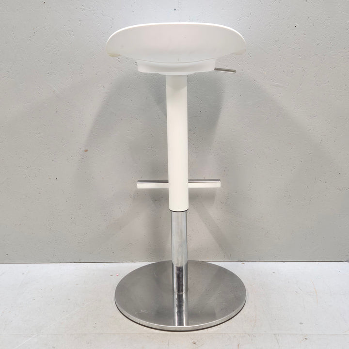 Elegant höj- och sänkbar vit barstol