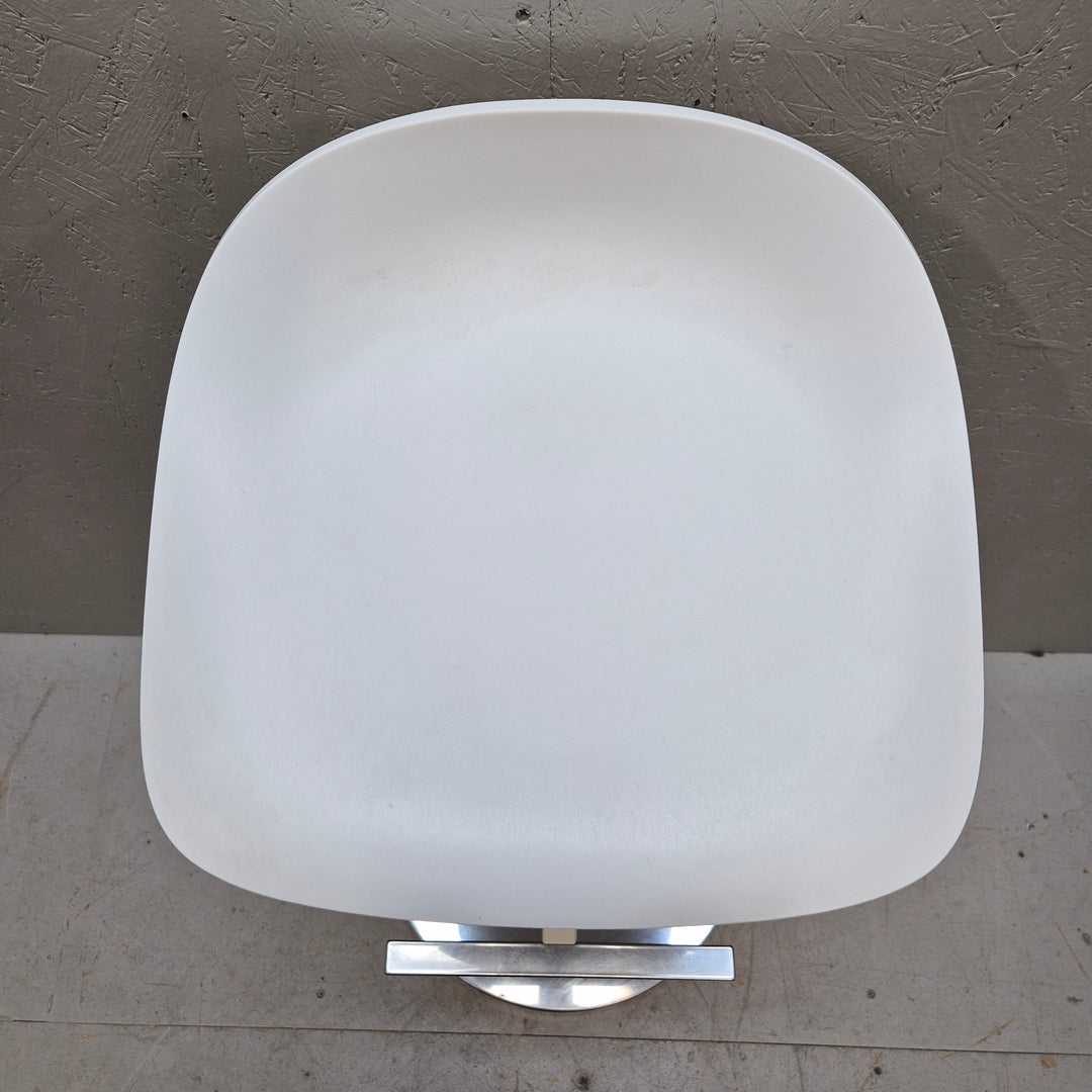 Elegant höj- och sänkbar vit barstol