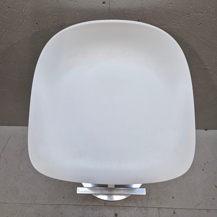 Elegant höj- och sänkbar vit barstol