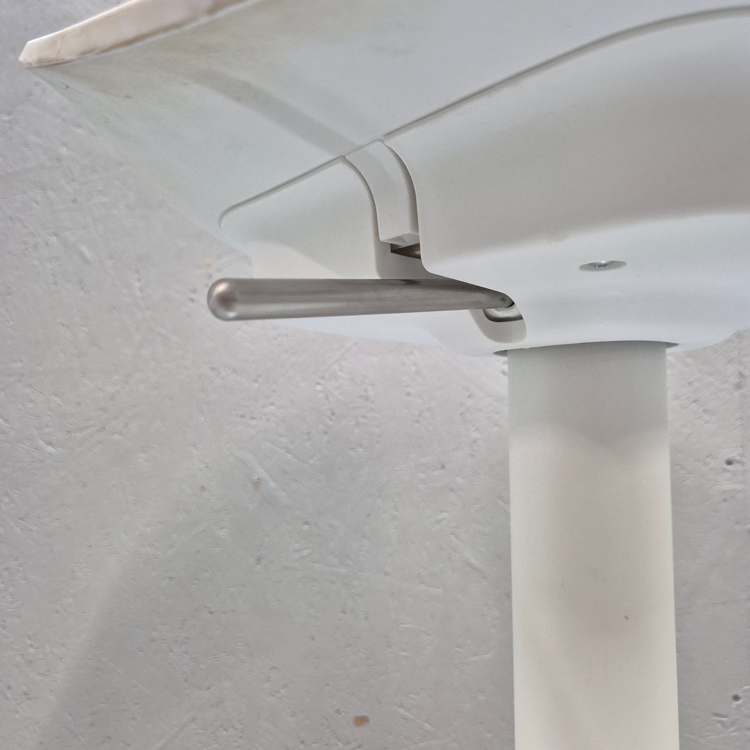 Elegant höj- och sänkbar vit barstol