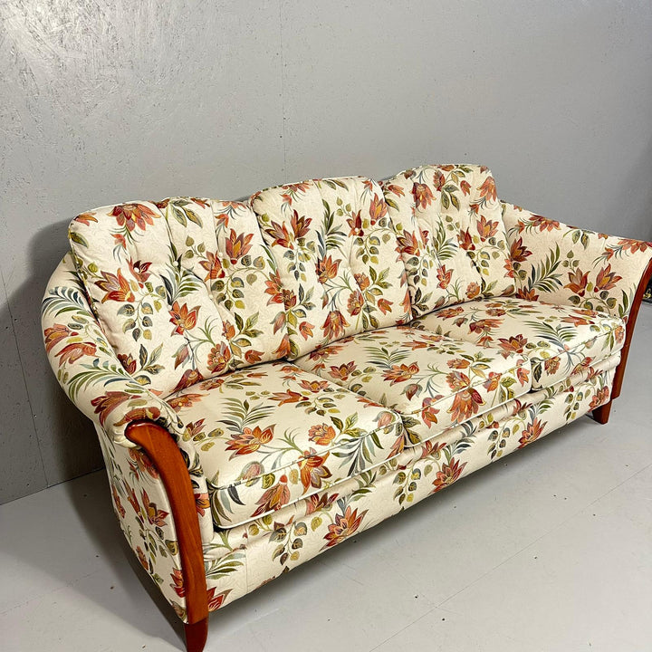 Blommig soffa i klassisk stil
