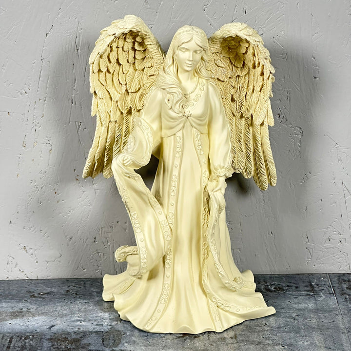 Änglafigurin med Gyllene Detaljer