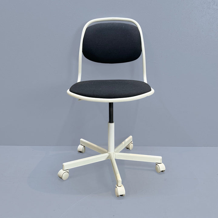 Vit och svart rullbar kontorsstol - Homy Secondhand Online