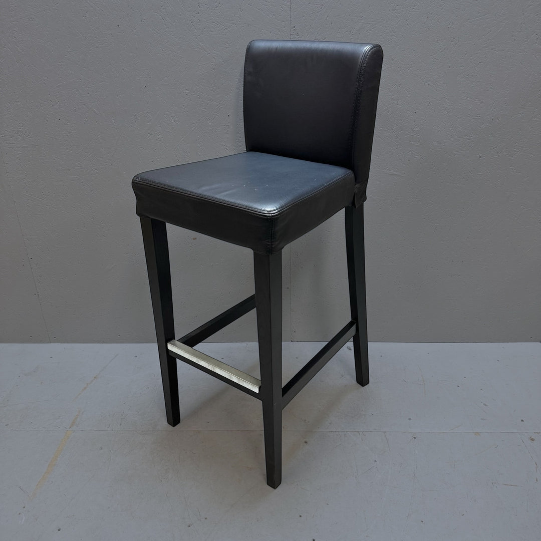 Svart läderklädd barstol med ryggstöd - Homy Secondhand Online