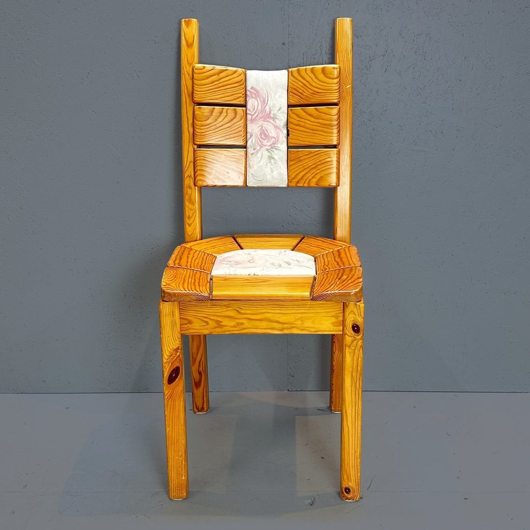 Rustik Trästol med Blommiga Dynor - Homy Secondhand Online